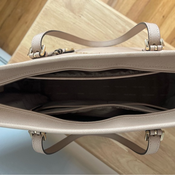 Michael Kors Medium Jet Set Medium Carry All Tote - Picture 12 of 16